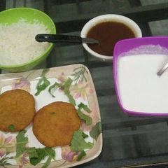 A picture of Aloo tikki imli ki chutney sama chawal.