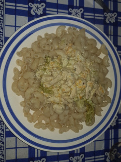 Una foto de Salsa de pollo, brócoli y crema