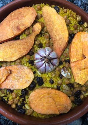 Una foto de 102. Arroz al horno con pasas y garbanzos (principal arroz)