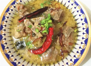 A picture of White mutton korma.