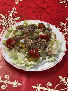 Una foto de Ensalada de col, nectarina y queso feta