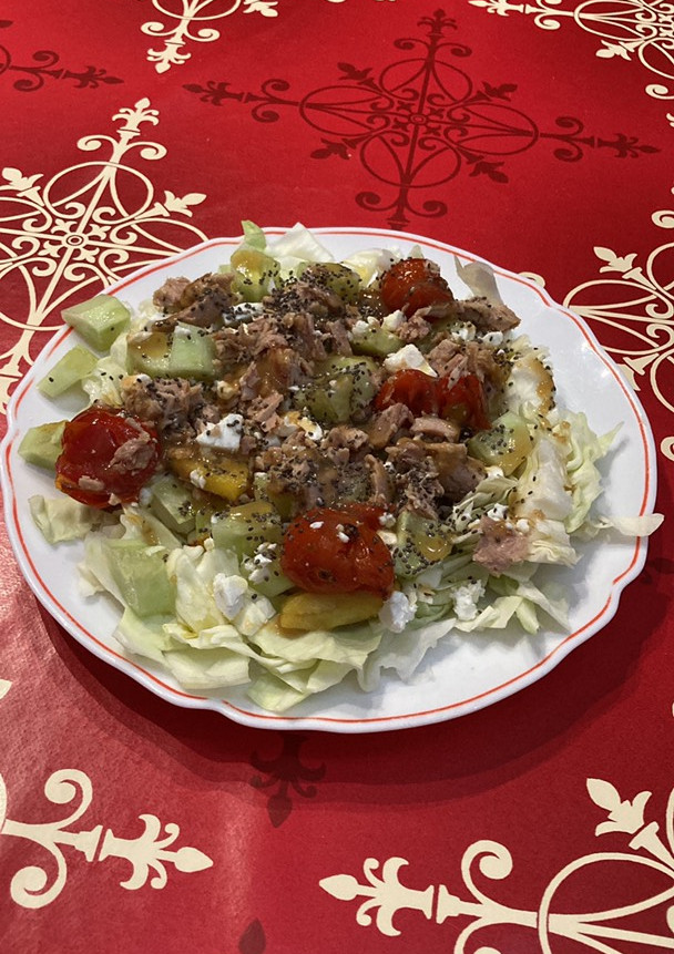 Una foto de Ensalada de col, nectarina y queso feta