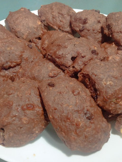 Una foto de Galletas integrales de avena y cacao sin azúcar en freidora de aire Cosori