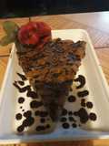 Brownie con manzanas caramelizadas y salsa de chocole amargo
