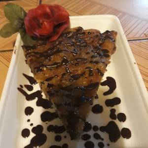 Brownie con manzanas caramelizadas y salsa de chocole amargo