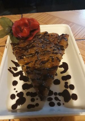 Una foto de Brownie con manzanas caramelizadas y salsa de chocole amargo