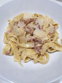 Una foto de Tallarines con bacon y parmesano