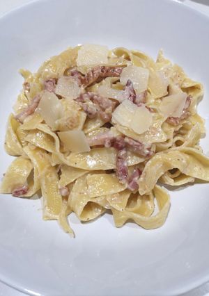 Una foto de Tallarines con bacon y parmesano