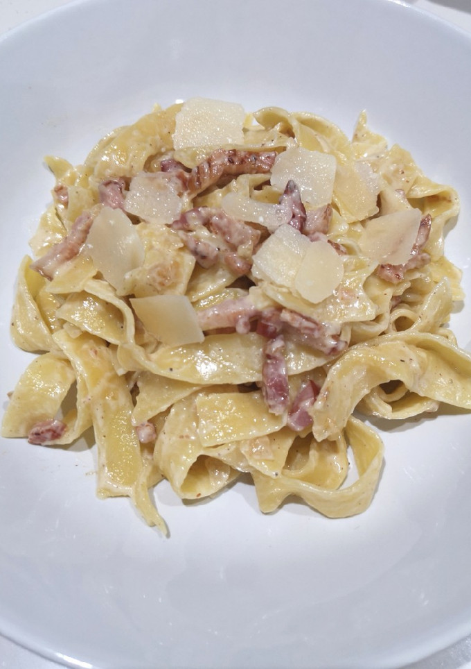 Una foto de Tallarines con bacon y parmesano