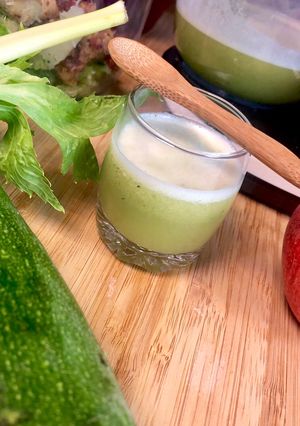 Une photo de Jus courgette / pomme / branche céleri - Jus détox