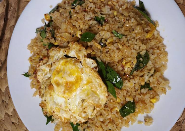 Nasi goreng daun kari