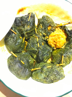 A picture of Steamed prawn in pumpkin leaves.