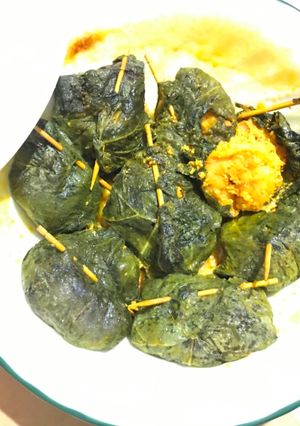 A picture of Steamed prawn in pumpkin leaves.