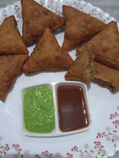 સમોસા (Samosa Recipe in Gujarati) રેસીપી મુખ્ય ફોટો