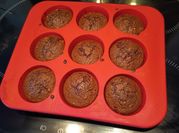 Une photo de muffins courgettes