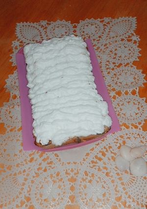 Una foto de Budín de banana con peras al almíbar y merengue 😊