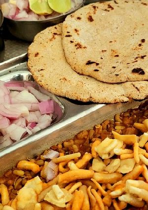 A picture of Kolhapuri Misal Bhakri.