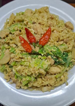 Foto resep Mie Instan Goreng Rendah Kalori, Tinggi Protein (Telur + Dada Ayam 100gr)