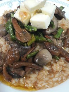 Una foto de Arroz Meloso con setas y espárragos
