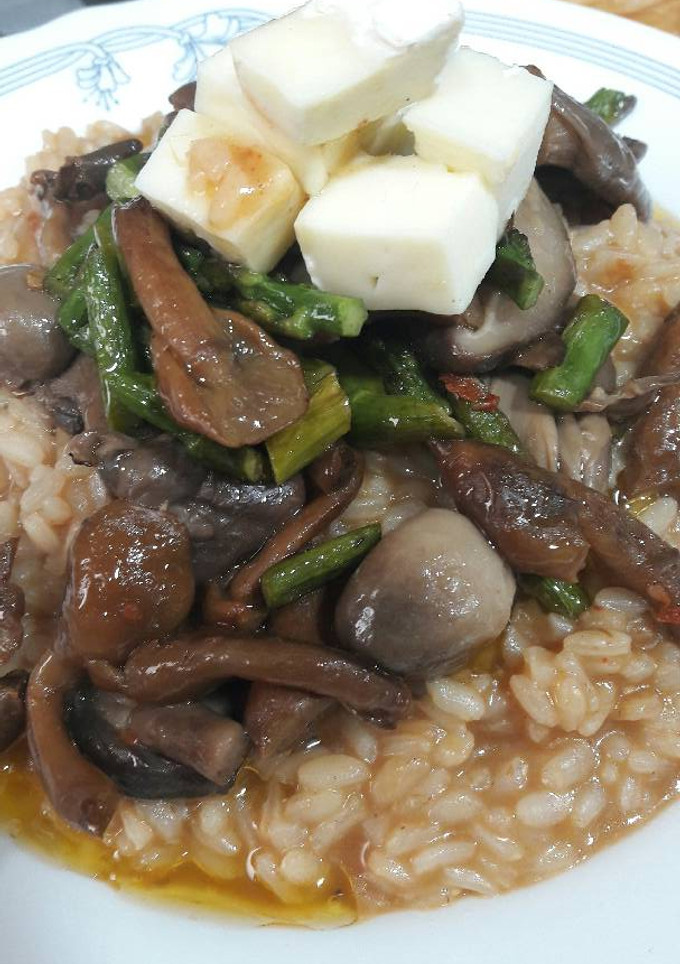 Una foto de Arroz Meloso con setas y espárragos