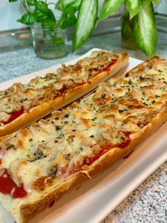 Una foto de Paninis de atún