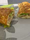 Wrap de tortilla relleno de aguacate, queso y jamón, alto en proteínas y bajo en hidratos