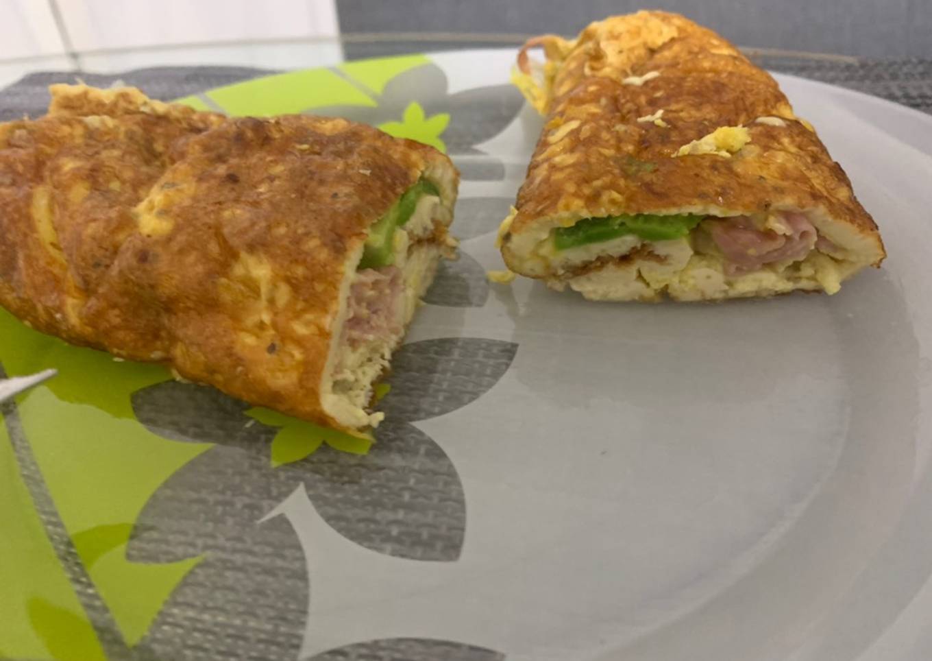 Rollito de tortilla relleno de aguacate, queso y jamón, alto en proteínas y bajo en hidratos