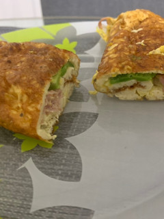 Una foto de Wrap de tortilla relleno de aguacate, queso y jamón, alto en proteínas y bajo en hidratos