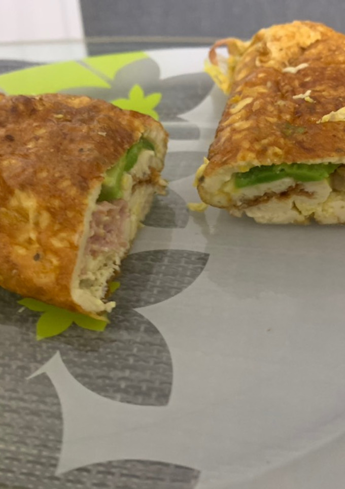 Una foto de Wrap de tortilla relleno de aguacate, queso y jamón, alto en proteínas y bajo en hidratos