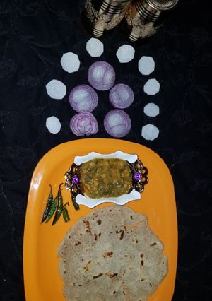 A picture of Jowar ki bhakri.