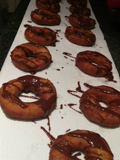Una foto de Donuts con chocolate