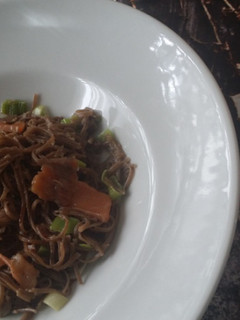 Una foto de Fideos soba con puerro y salmón marinado