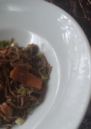 Foto principal de Fideos soba con puerro y salmón marinado