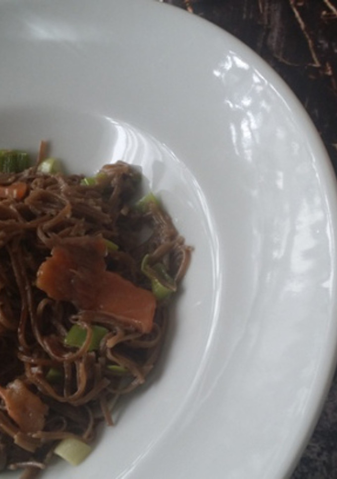 Una foto de Fideos soba con puerro y salmón marinado