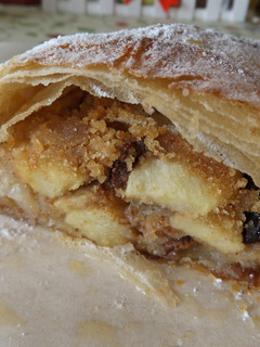 Una foto de Strudel clásico de manzana, nueces y pasas de uva