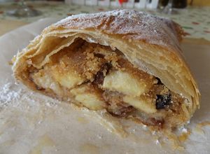 Foto principal de Strudel clásico de manzana, nueces y pasas de uva