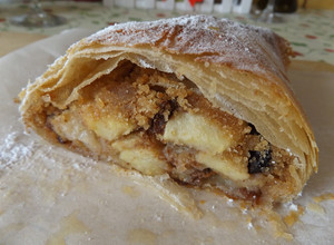 Foto principal de Strudel clásico de manzana, nueces y pasas de uva