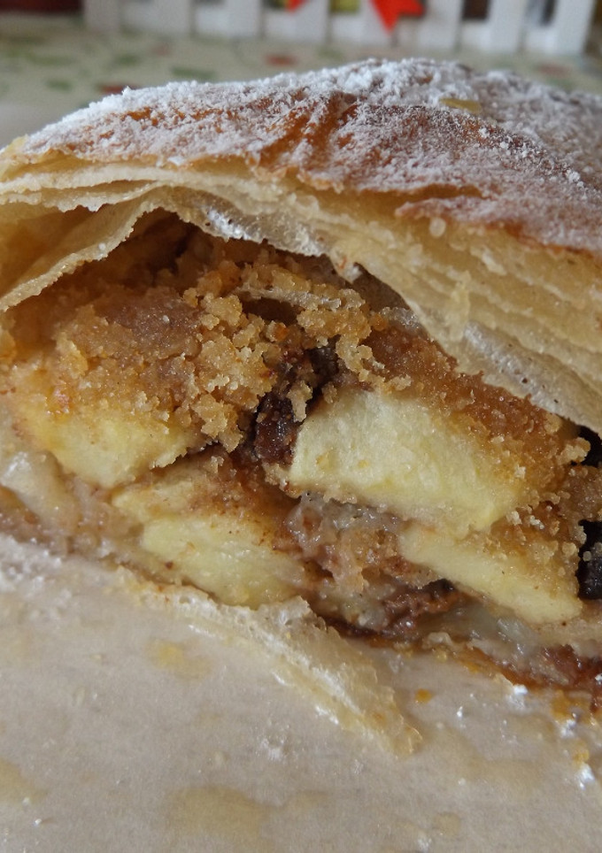 Una foto de Strudel clásico de manzana, nueces y pasas de uva