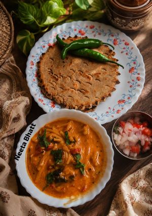 गुजराती थाली (लाइव गाठिया नु शाक अने मसाला भाखरी) रेसिपी मुख्य फोटो