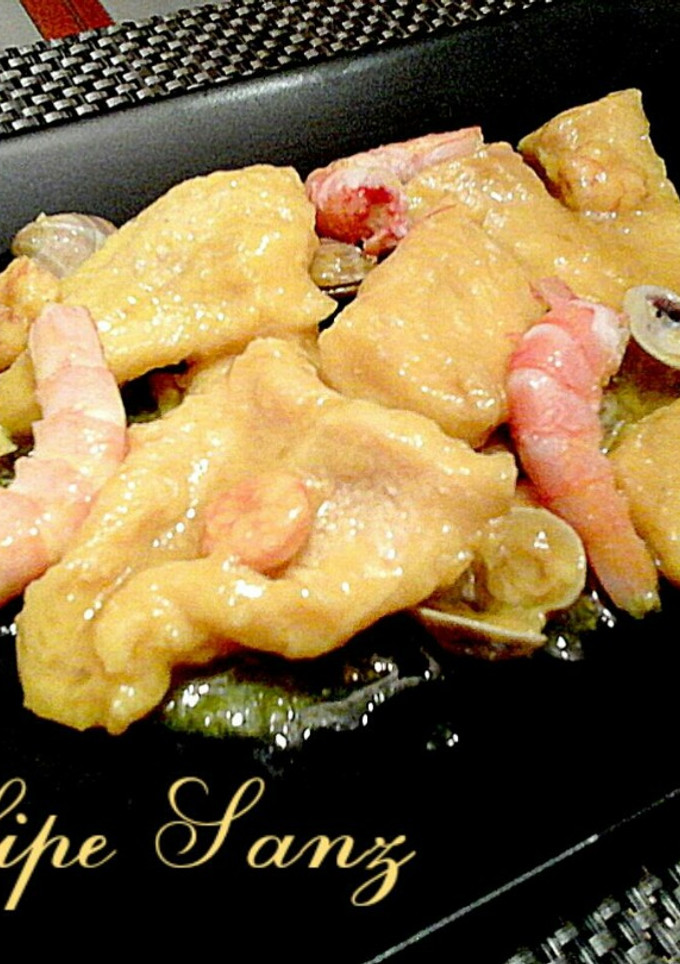 Una foto de Filetes bacalao fresco en salsa con marisco