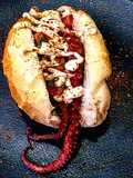 "Choripan" de Tentáculos com Salsa Criolla Páprica caseira e Maionese