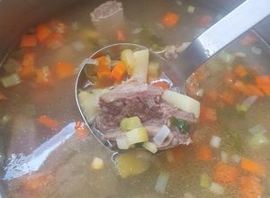 Una foto de Sancocho de Costillas de Res: Sabor y tradición que alimenta el alma