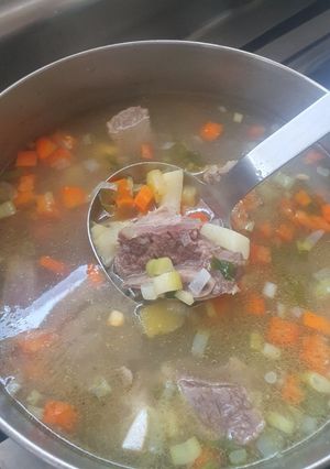 Una foto de Sancocho de Costillas de Res: Sabor y tradición que alimenta el alma