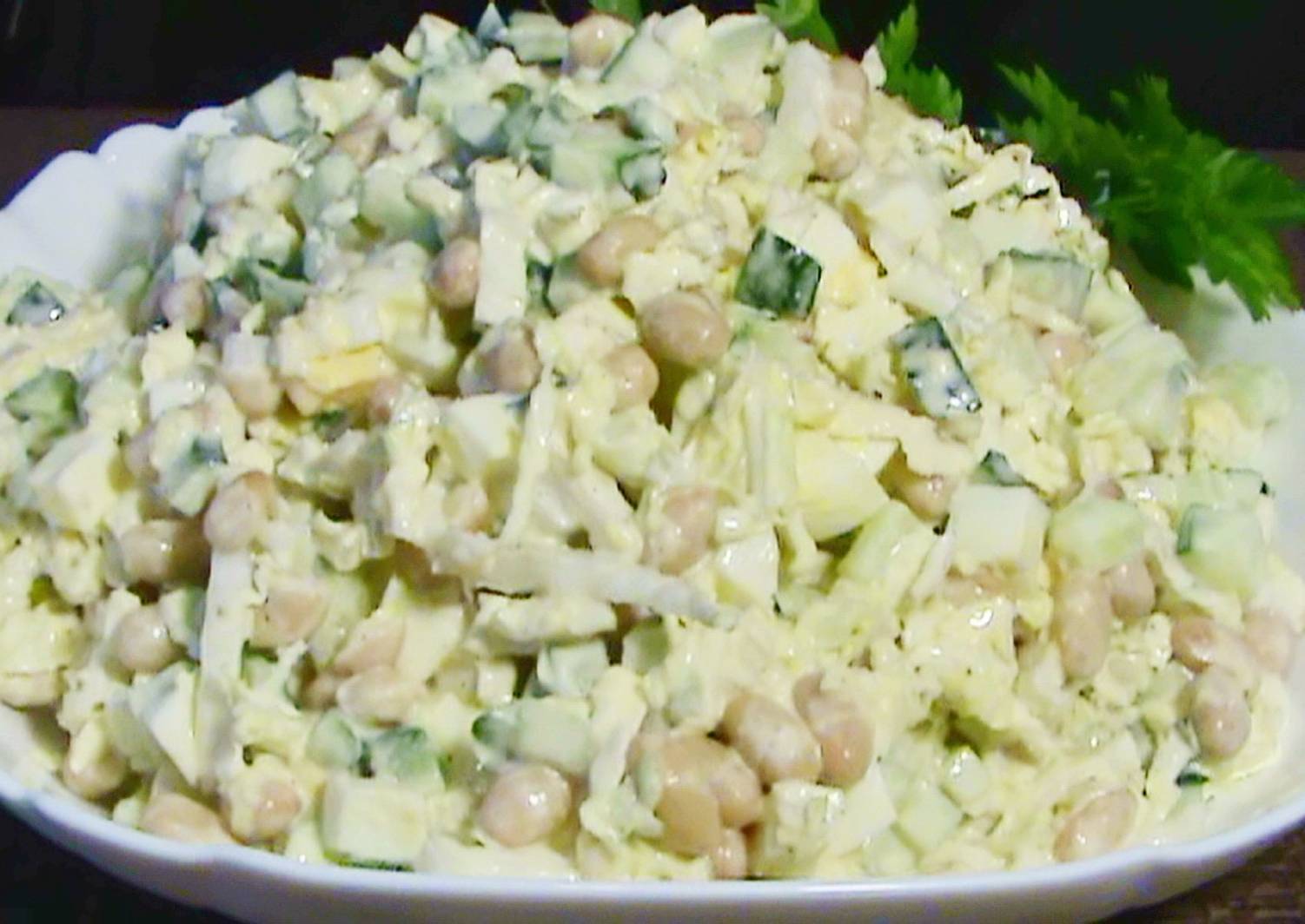 Рецепт капуста свежая с фасолью. Салат с фасолью и пекинской капустой. Салат с белой фасолью и пекинской капустой. Салат из капусты и фасоли. Салат с капустой и фасолью.