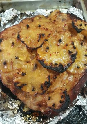 Foto de Pernil Assado Com Abacaxi E Cravo Da Índia