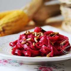 Foto di Tagliatelle alla crema di rape rosse