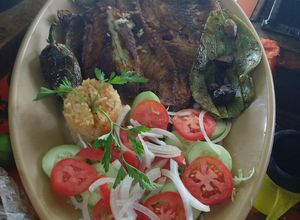 Una foto de Mojarra grande al mojo de ajo a la Mario, s