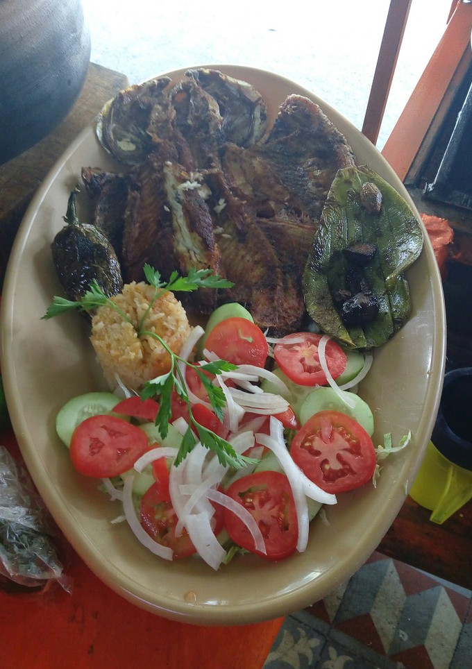 Una foto de Mojarra grande al mojo de ajo a la Mario, s