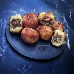A picture of Stuffed potato balls.