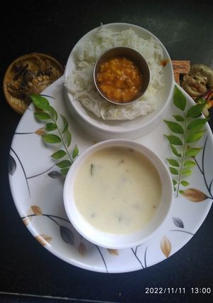 ખાટી મીઠી ગુજરાતી કઢી (Khati Mithi Gujarati Kadhi Recipe In Gujarati) રેસીપી મુખ્ય ફોટો